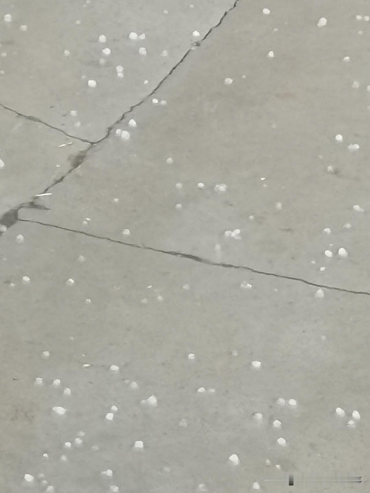 终于盼来了雨，没想到，这豆粒大的冰雹下了一阵又一阵。
我数了数，总共下了五次，虽