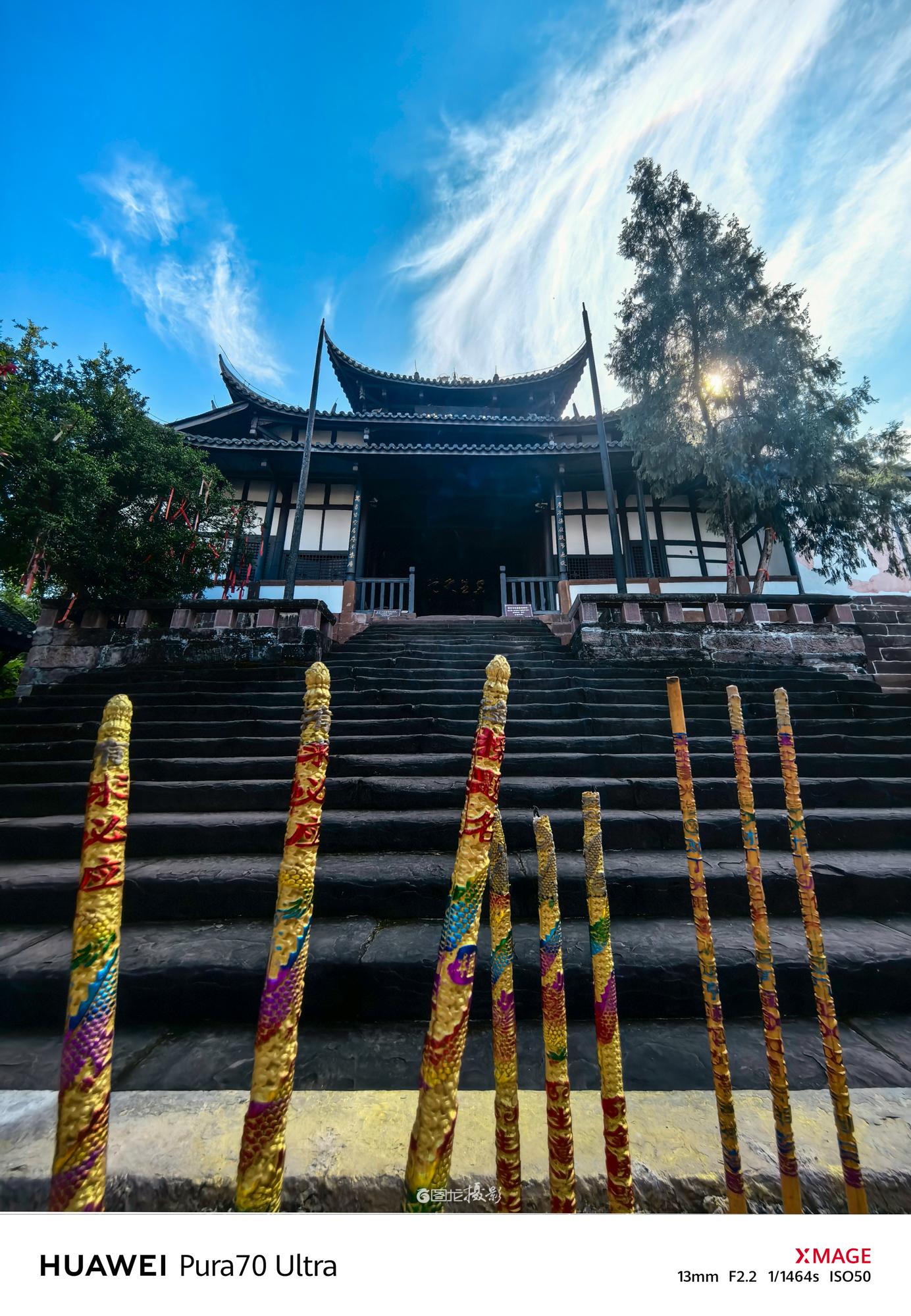 走进青岩古镇的巷弄，潮湿的空气里都是烟火气。红灯笼、老城墙，每一步都像...