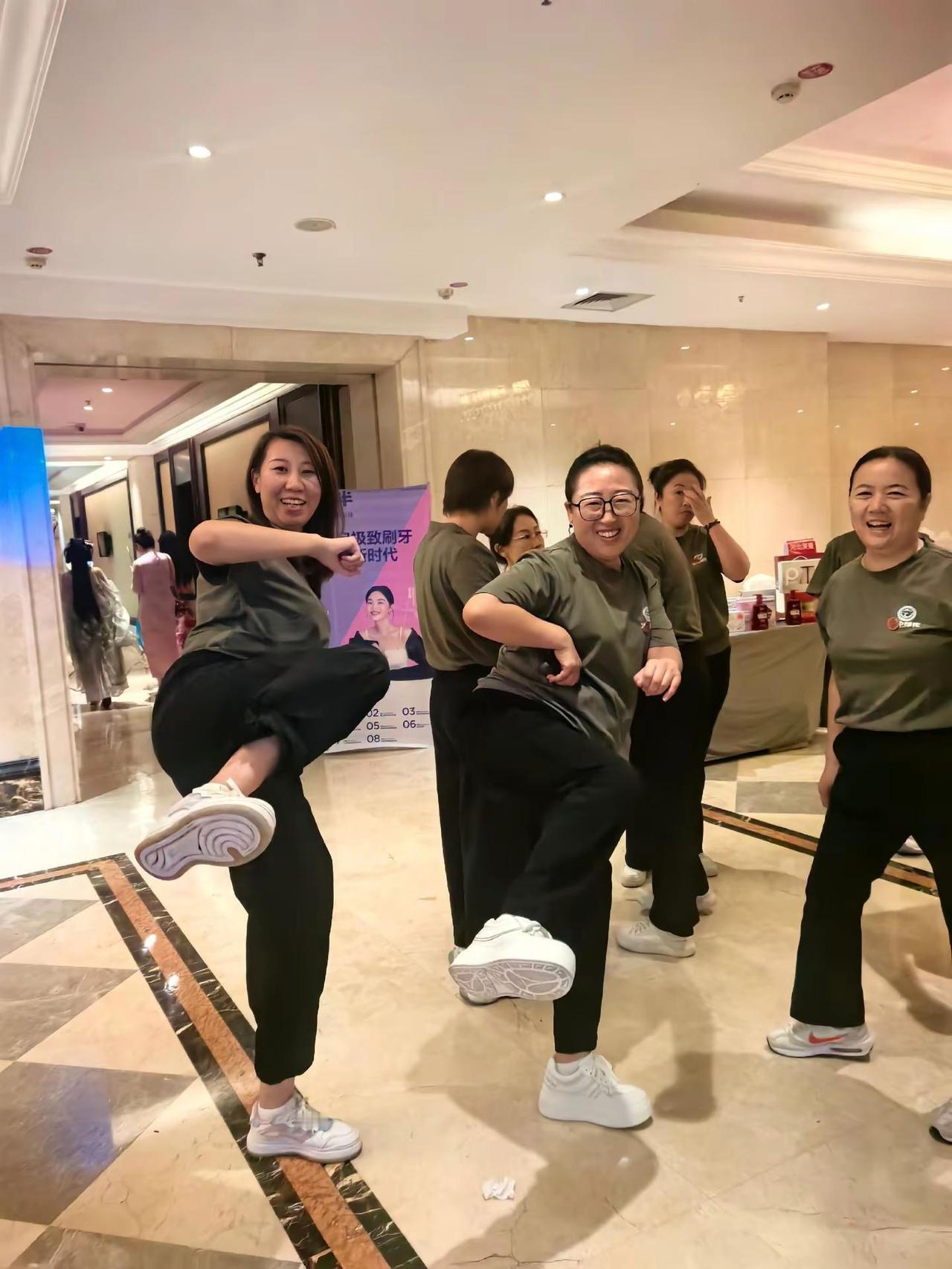 思想境界，见识格局。如果一个女人表面看上去自信阳光，但是在你深入了解之后，她的内