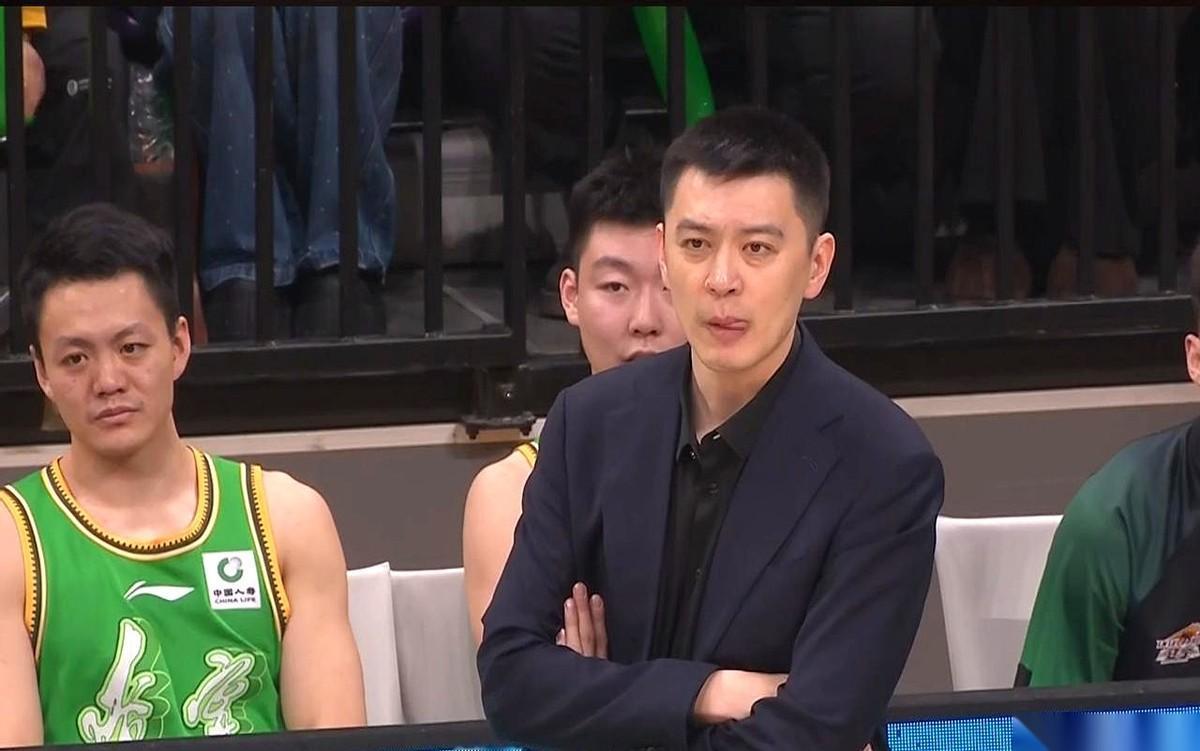 辽宁队打新疆队，第四节，全队加起来就拿了4分。
一整节，12分钟，就进了两个球。