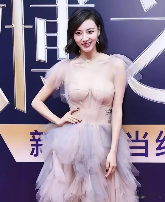 有个很奇怪的事情。
​​女人的胸部是隐私部位，陌生人看不得，更摸不得，那不是应该