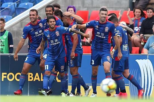 周五 001 澳超：墨尔本胜利 VS 纽卡斯尔喷气机⚽状态趋势：主胜🎯年龄观察