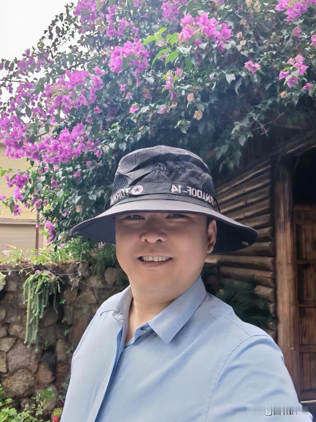 端午到来粽飘香，
人声鼎沸赛龙舟。
一颗粽子一颗心，
颗颗粽子表关心。
狼哥远道