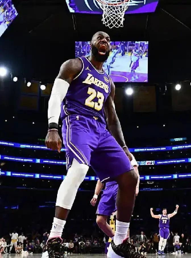 湖人这赛季17胜7负，成绩看着还行。
 
但那7场输球，全是被人虐了十几分的惨败