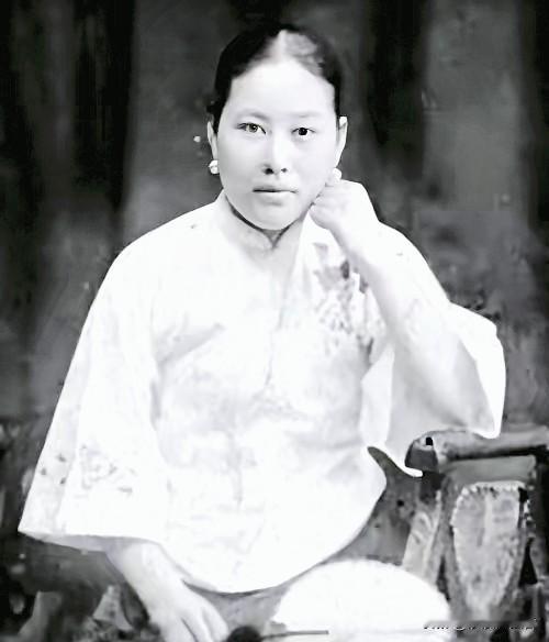 1925年，孙传芳砍下60岁老将施从滨的头，挂在火车站电线杆上，暴尸三天。临行前