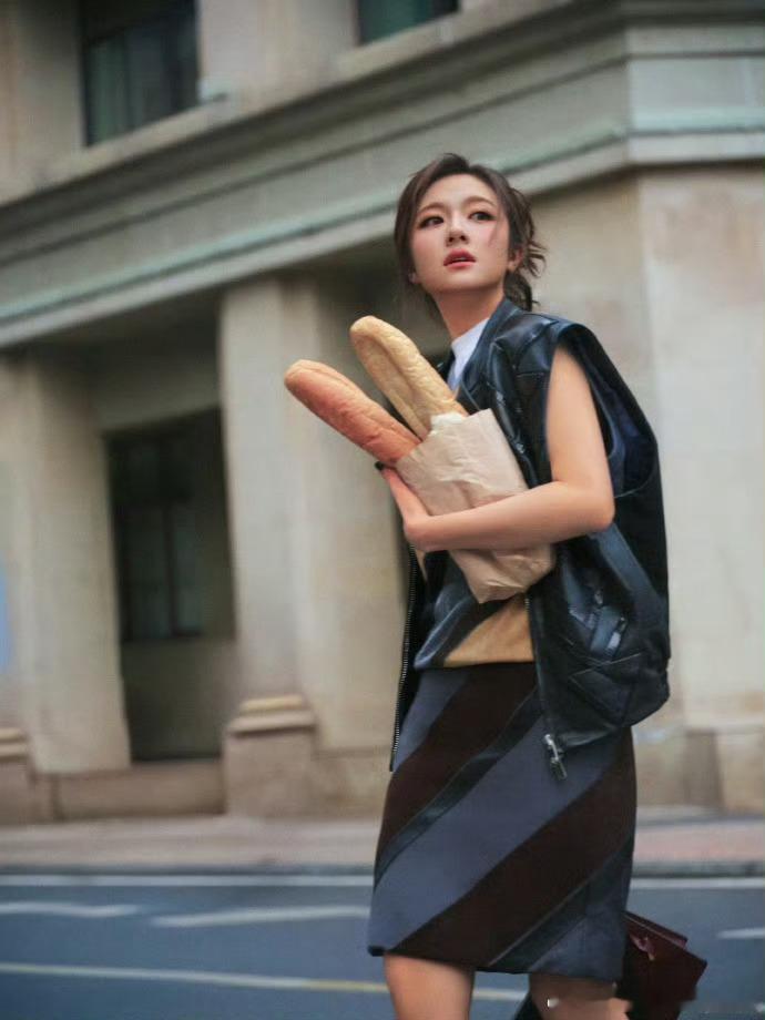 李兰迪早八都这么美 懂通勤美学的早八look，法棍挎包配花束超灵动，赶路也精致，