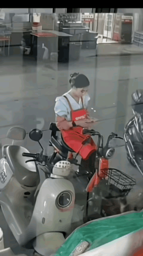 目睹这荒诞至极的场面，本人顿时怒发冲冠，恨不得立刻冲上前去仗义执言。毕竟朗朗乾坤