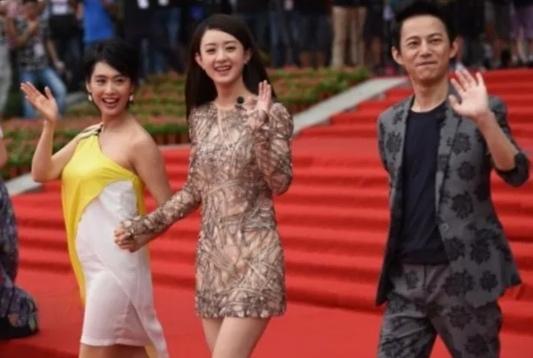 颖宝那会儿脸蛋圆圆，鼻子肉肉的，满脸胶原蛋白，活脱脱邻家小妹，虽然没现在精致，那