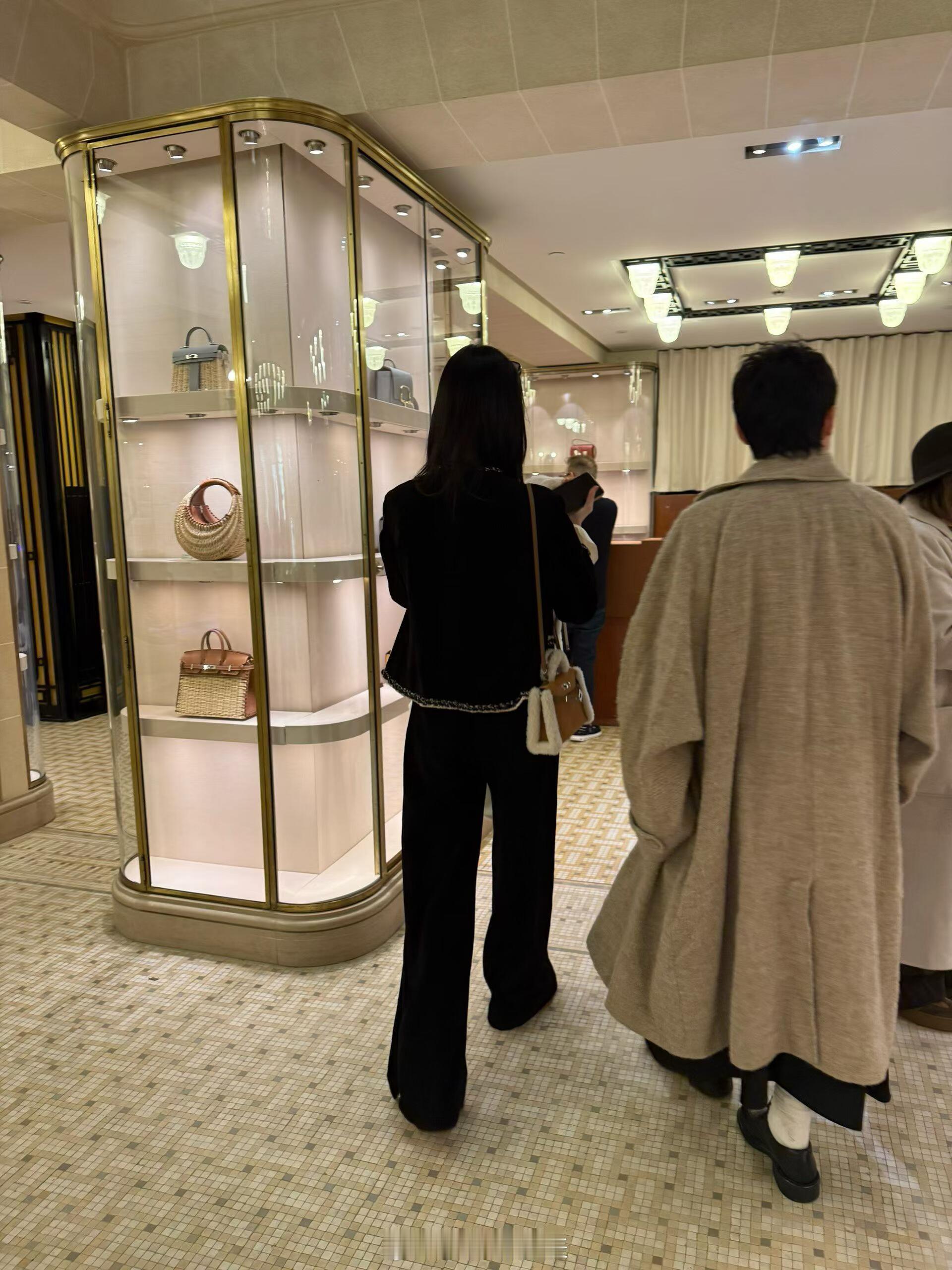 巴黎偶遇奚梦瑶逛爱马仕奚梦瑶逛爱马仕巴黎偶遇奚梦瑶逛爱马仕，全黑look松弛感拉