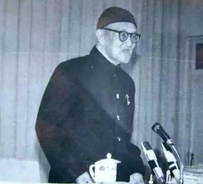 1953年9月18日，毛主席在会议现场公开批评梁漱溟，全场数百人都安静下来。几天