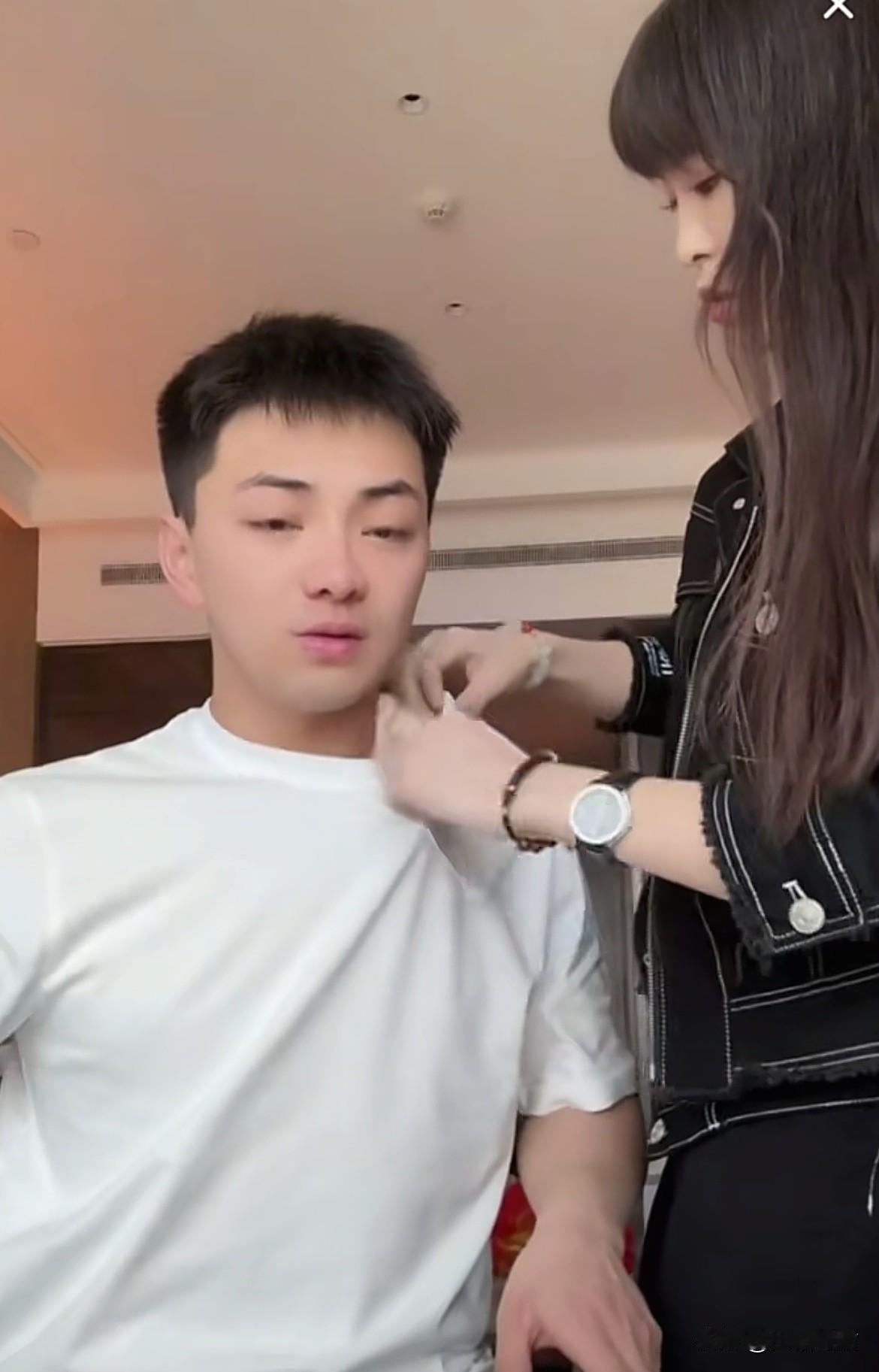 女化妆师的几句话，暖到了雪饼猴王铁柱。
王铁柱在综艺《无限超越班》的表演，让全体