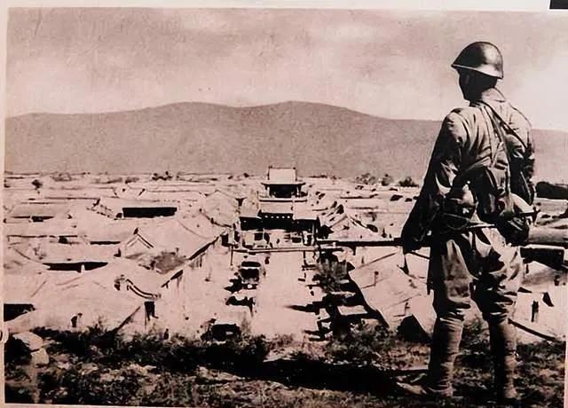 1938年10月的一天，陕军战士们伏击了日军一辆卡车，当战士们爬上车厢后，突然全
