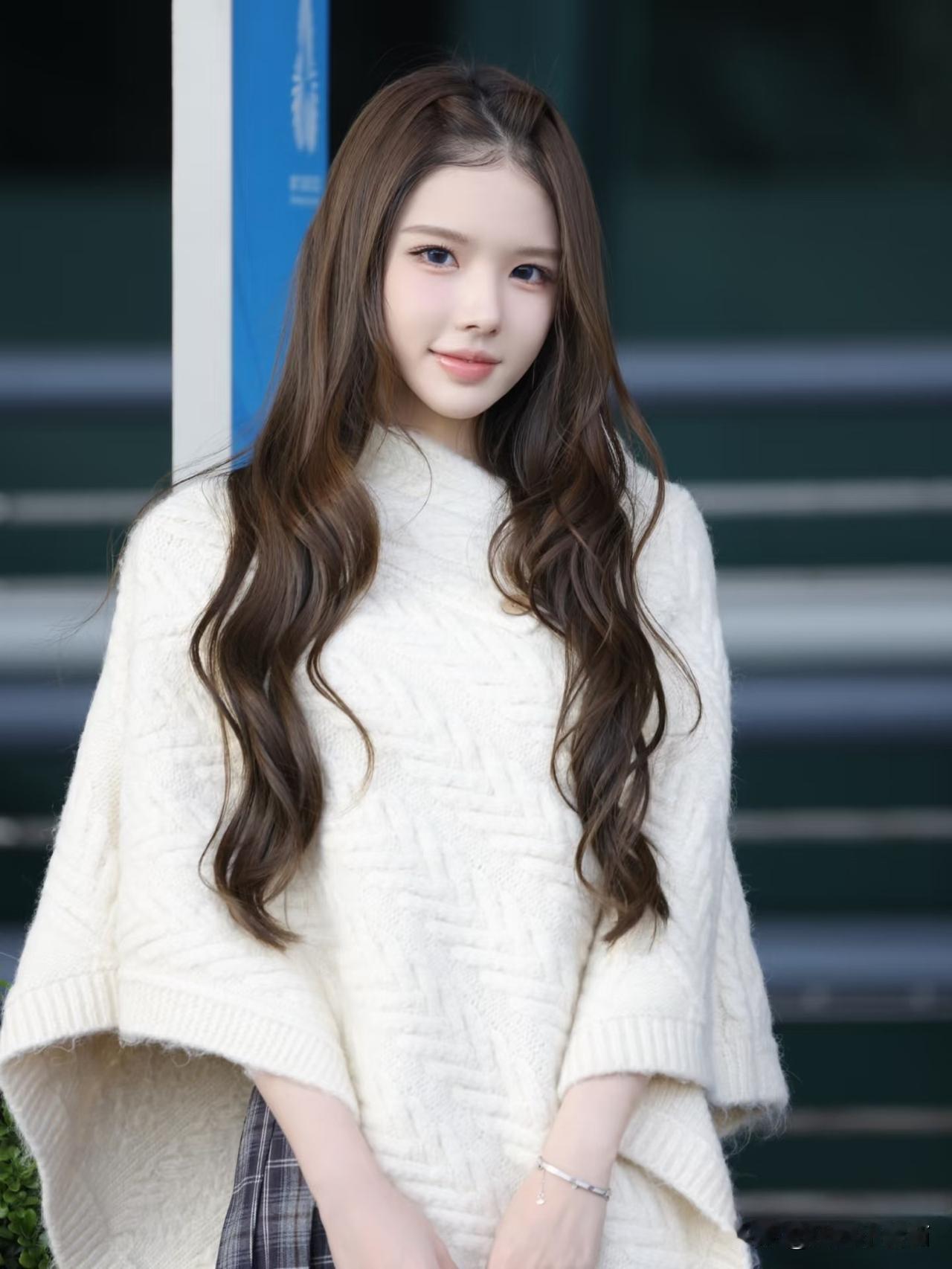 什么样的穿搭可以成为气质女神?
『秋冬针织斗篷穿搭ℓ格纹短裙的轻复古公式』
米白