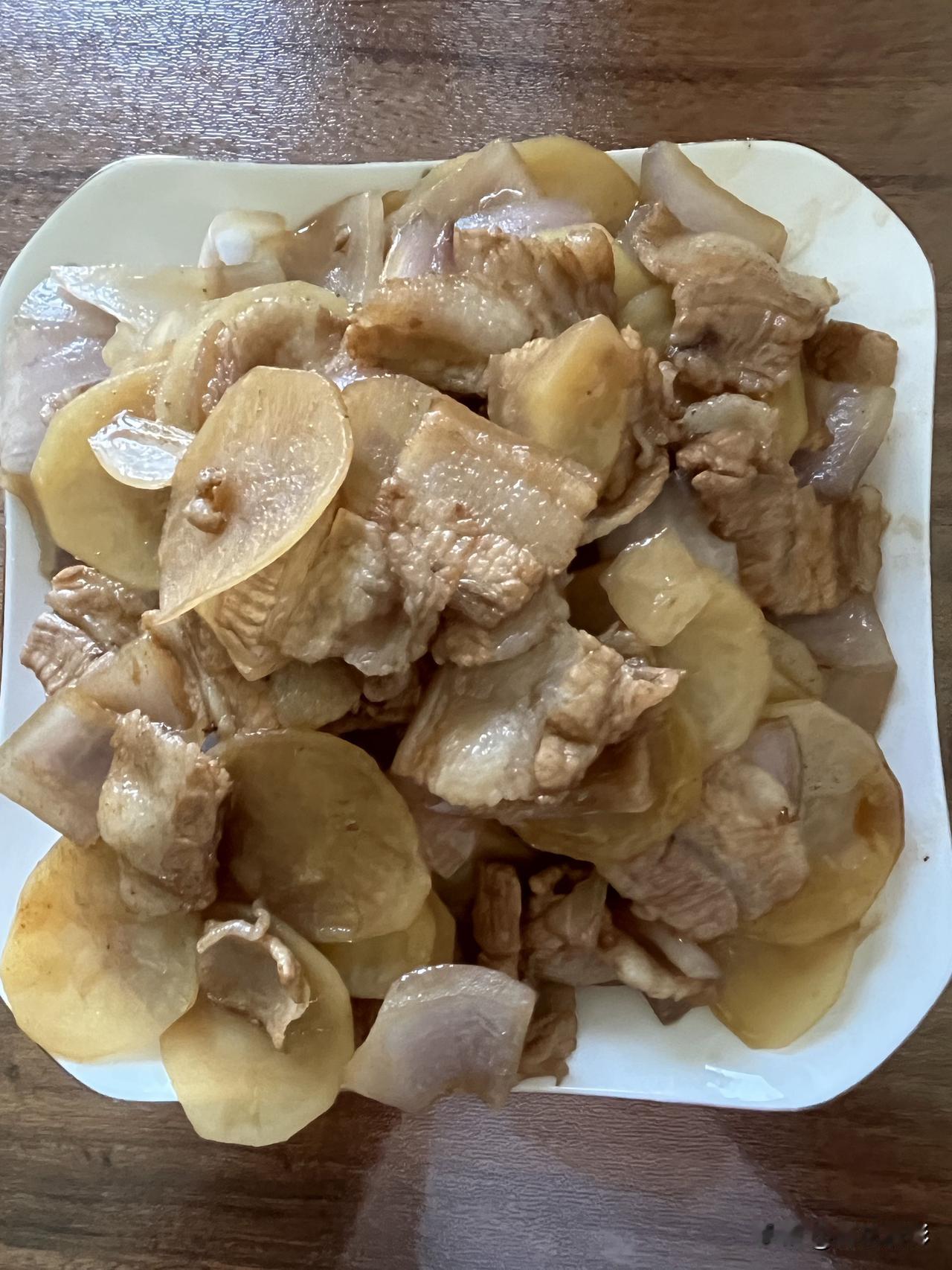 好友们晚上好！新周愉快，晚餐香香！今天的晚餐：
葱头土豆炒五花肉
五香花生
红薯