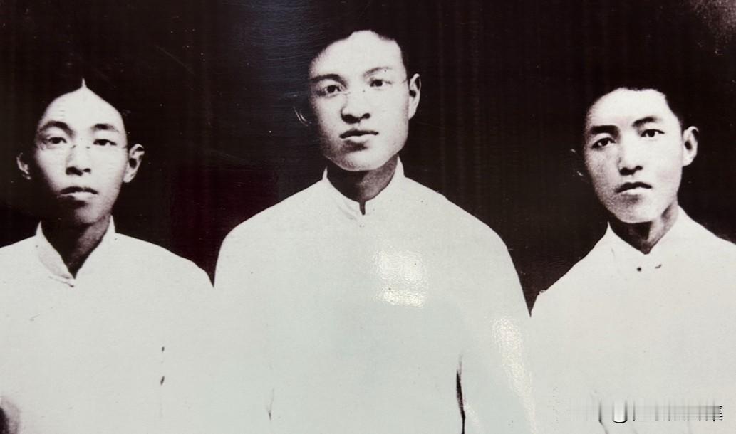 1920年夏，张闻天（中）、沈泽民（右）、沈雁冰（左）在上海合影。张闻天与沈泽民