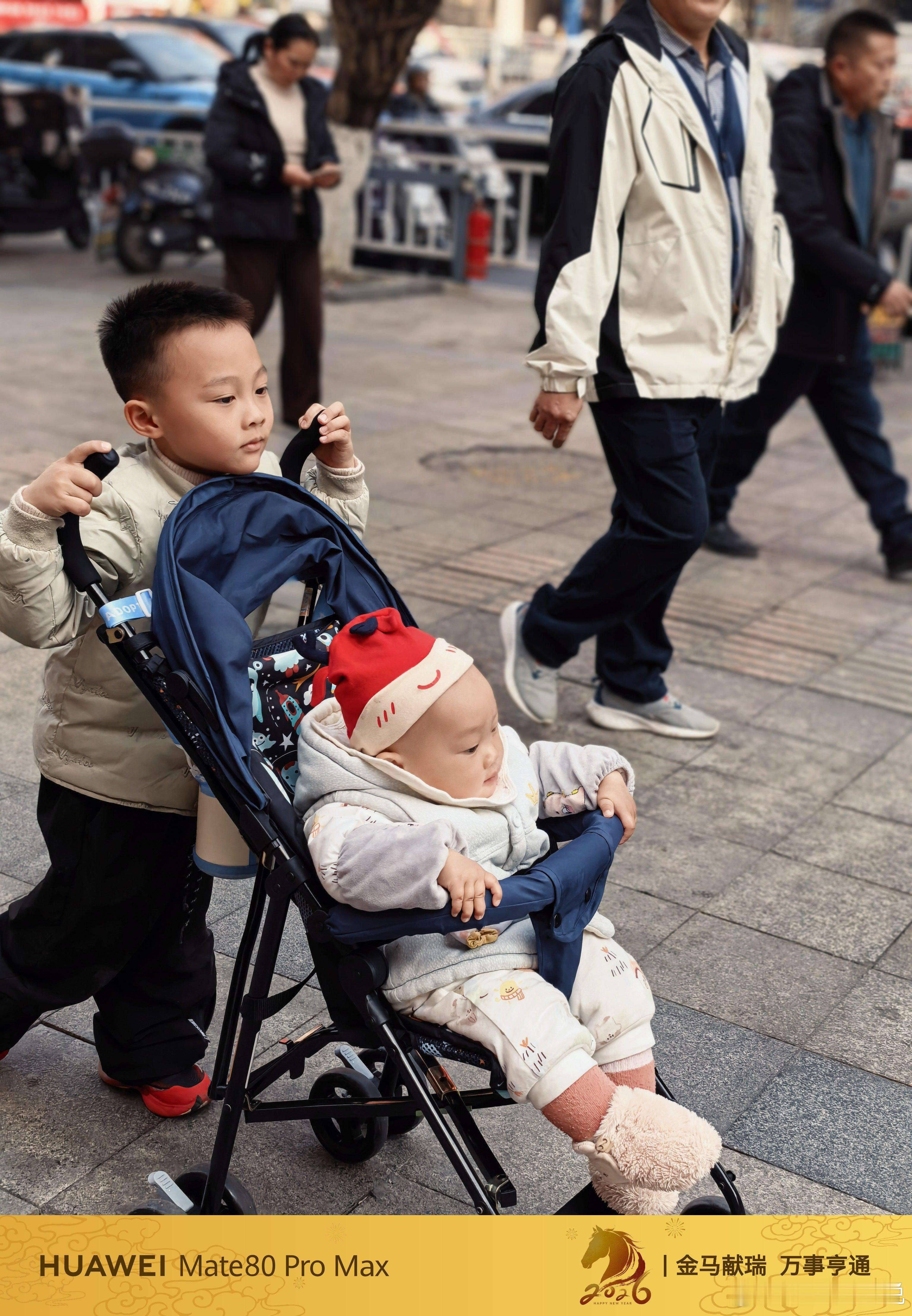 今天在城里活动量不够哥哥推车都很兴奋弟弟坐车也挺开心
