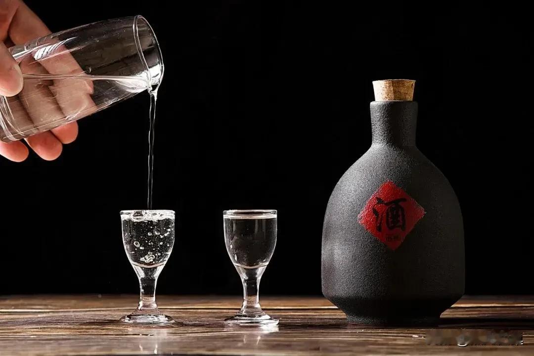 #上联：香烟点孤独；诚邀下联#
我的下联：辣酒倒忧愁