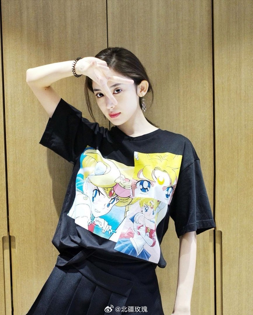 果然天生衣服架子，娜扎简简单单一个黑色T恤都穿的这么时尚，姐姐倒着比耶这拍照姿势