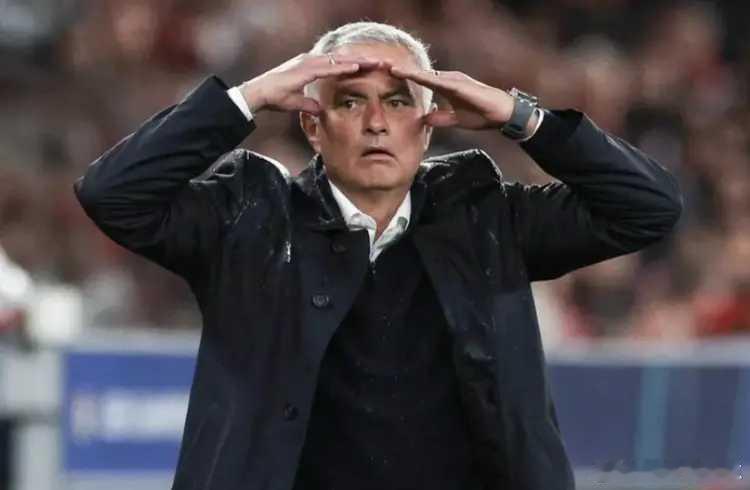 穆帅有点郁闷：联赛15轮保持不败蓦然回首发现差榜首8分，夺冠希望很渺茫。 