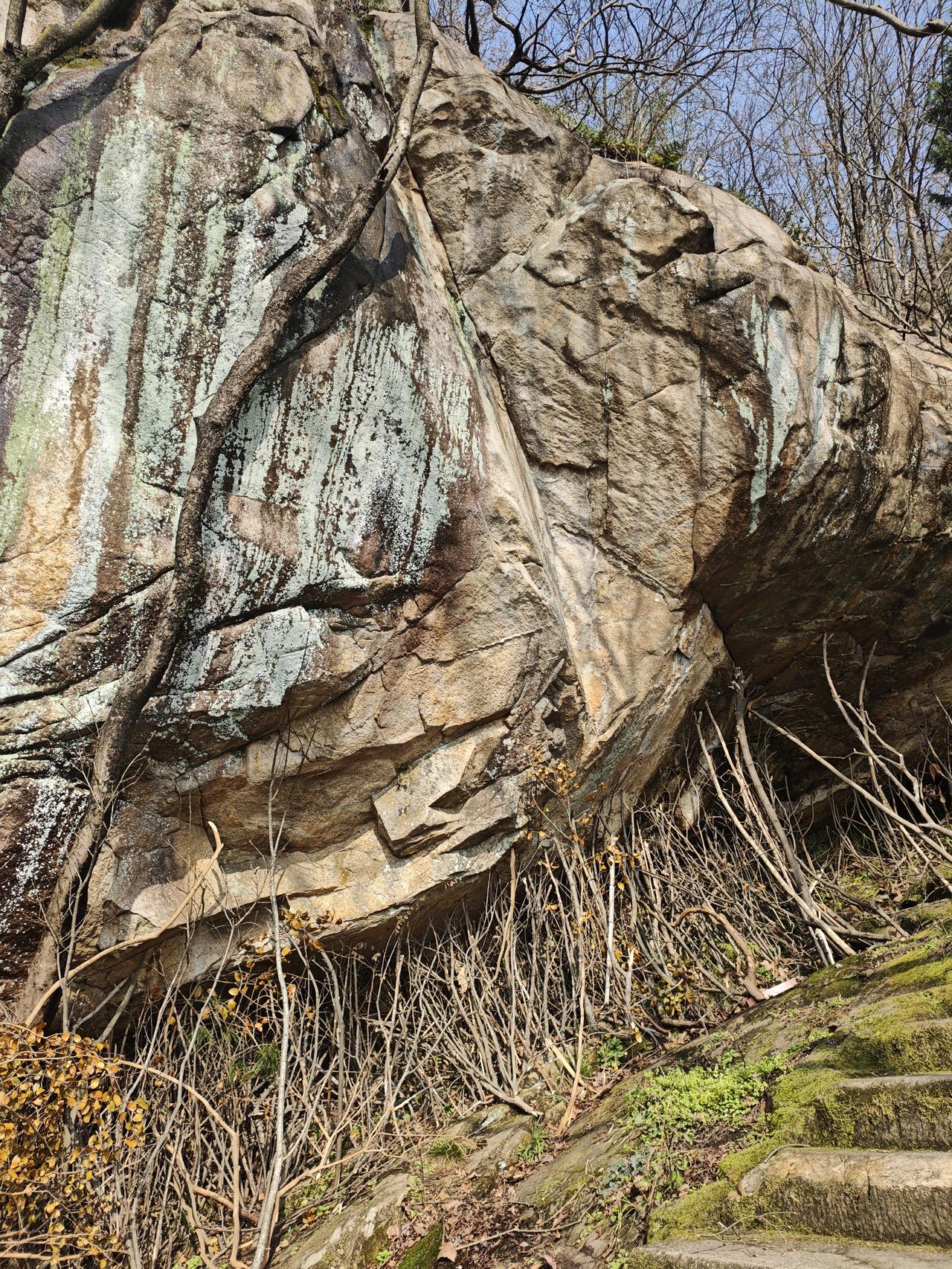 传说中的撑腰石，说是腰痛的人在这里撑一下用棍子撑着，腰就不痛了，很多人试过很灵！