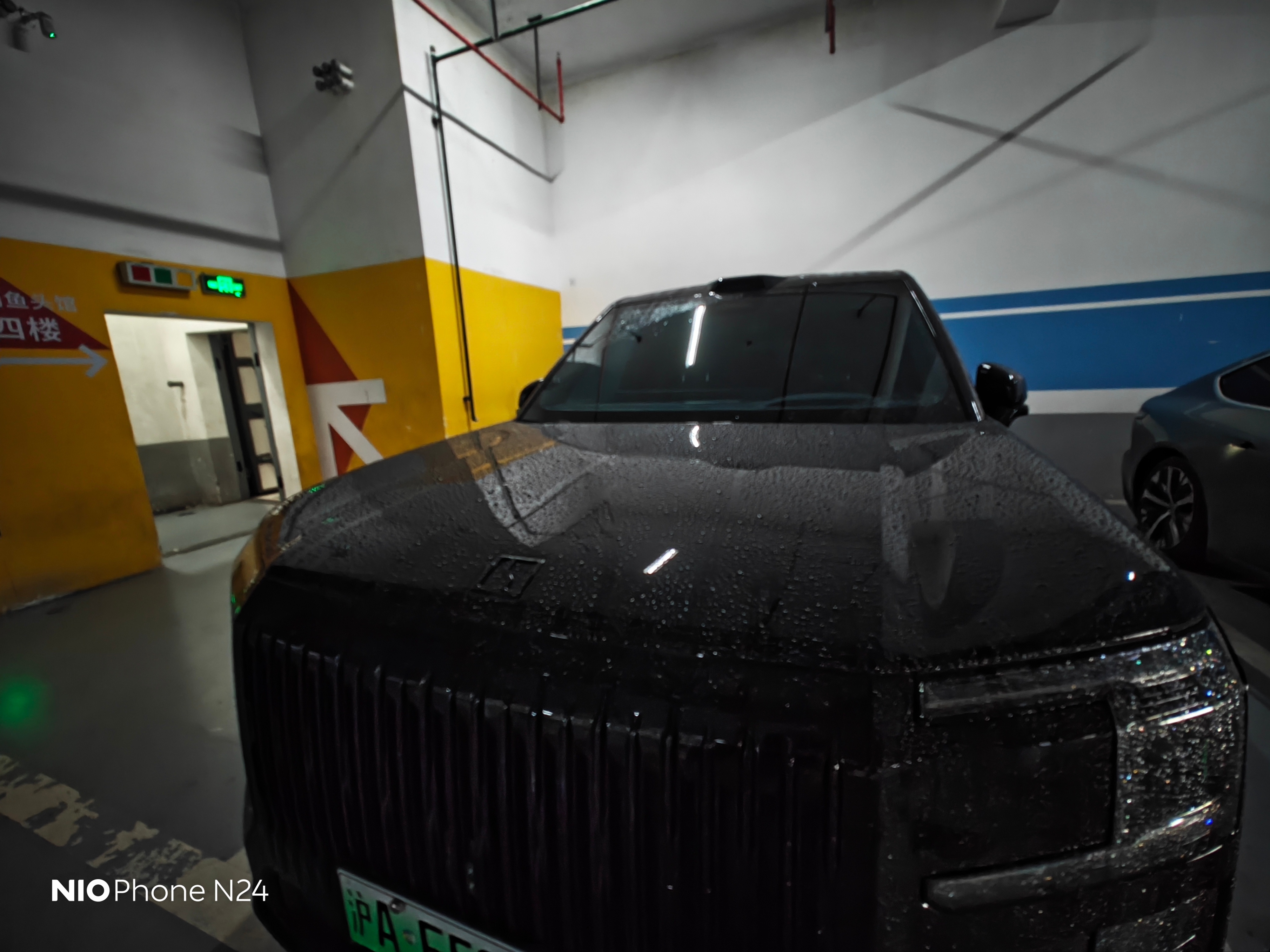 去接小姚的时候，看到了这台全熏黑的极氪9x，真的太帅了！目前来看，极氪这个霸气外