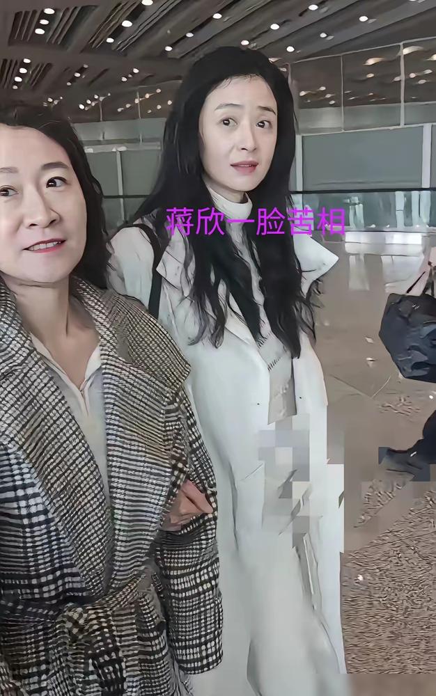 蒋欣瘦掉28斤，眼窝凹陷脸颊塌，对着一桌饭菜崩溃大哭，根本不是为戏。
 
你以为