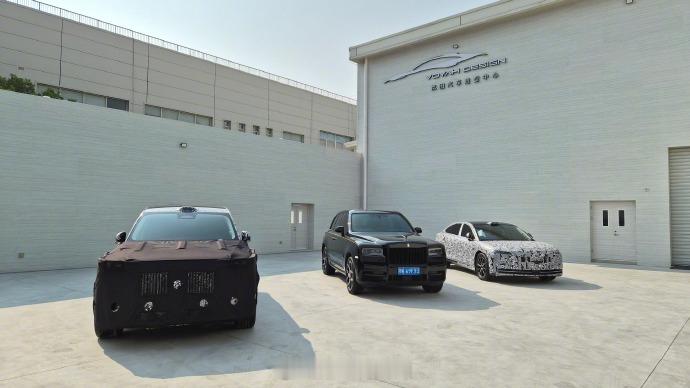 展示了三辆岚图新车分别是岚图即将推出的全尺寸旗舰SUV（内部代号“泰山”）、劳斯