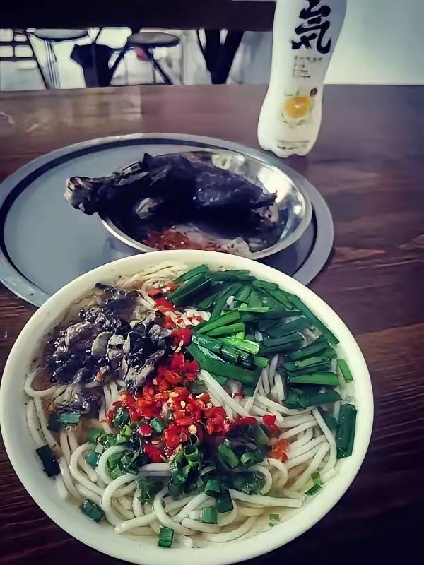 小女孩进店问：“能不能给我煮2块钱的米线？”老板直接回绝：“2块钱煮不了，我们这
