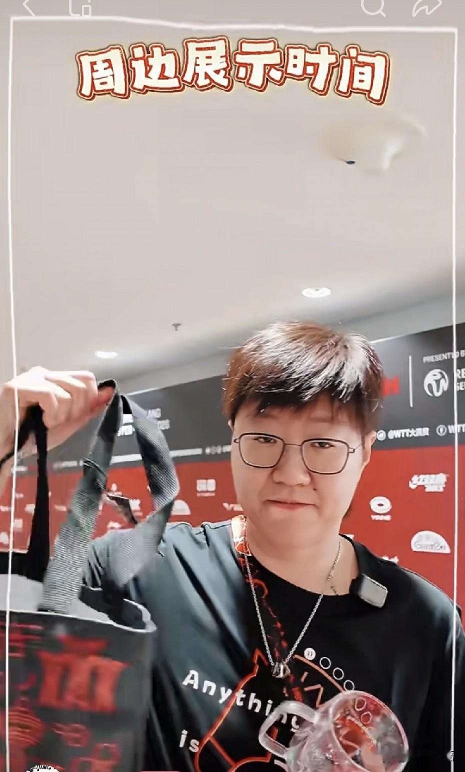 大迪也太逗了，哈哈。
刚刚看到郭焱也去新加坡了，她坐地铁去的比赛场馆，还去探馆了