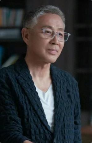 陈道明曾说过一段很通透的话：
“奉劝老年朋友，年龄到了八十岁左右的时候，最好是非