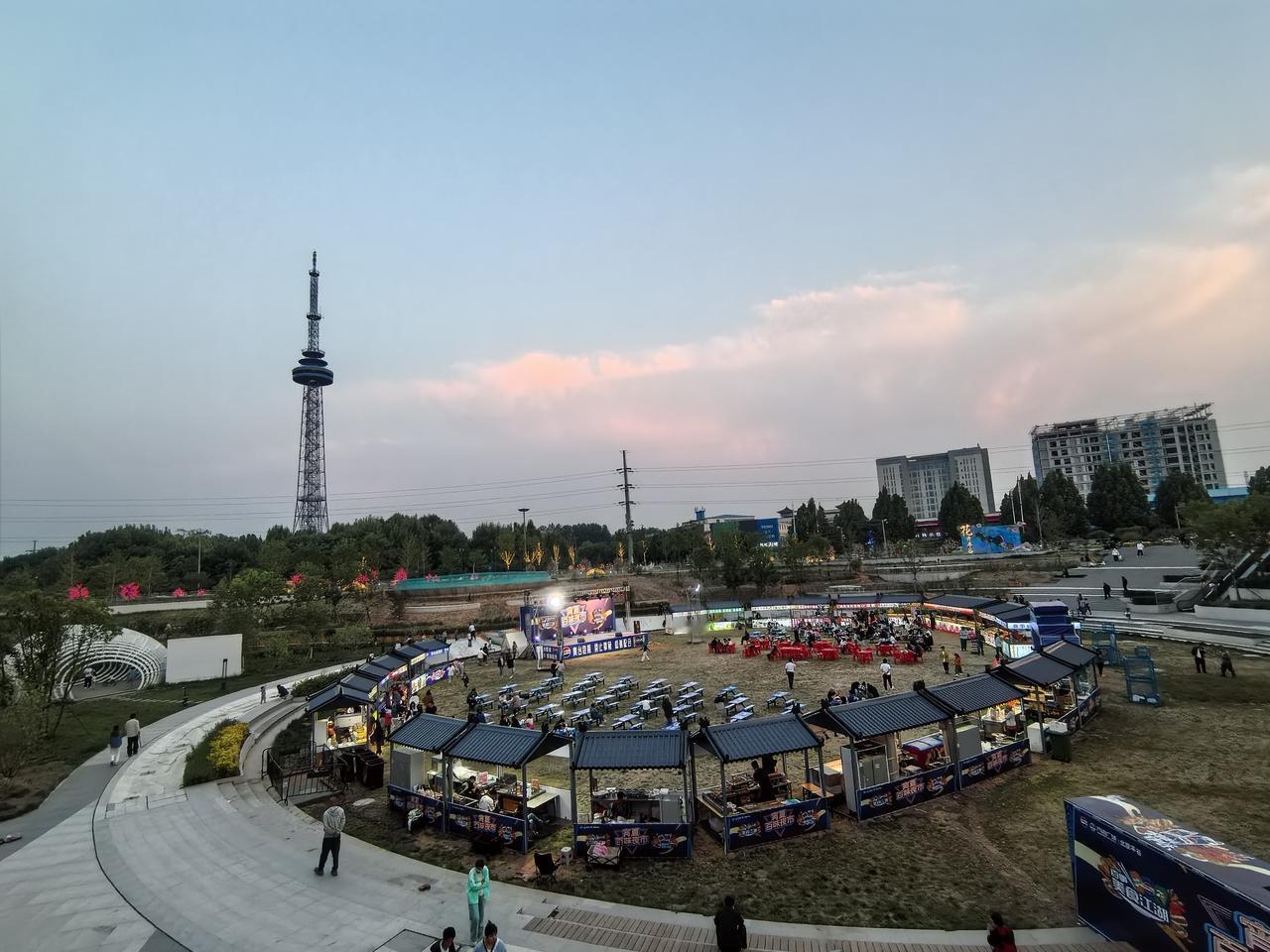 分享一下你随手拍的照片平谷电视塔与万达广场的晚霞很美