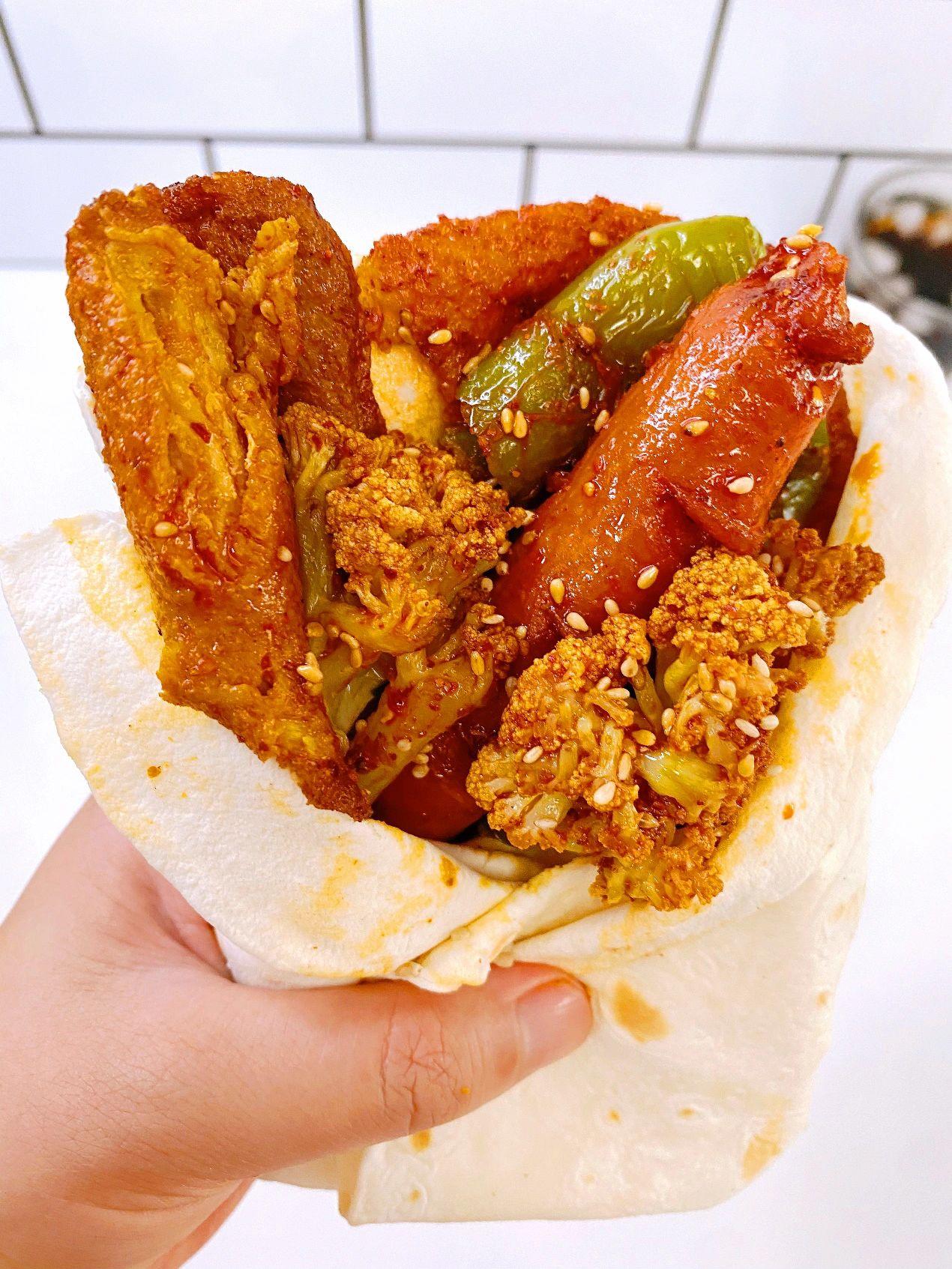 小龙虾+炸串卷饼 真的巨香巨好吃

今天晚上我和妹妹在家吃晚饭，我们决定来一顿小