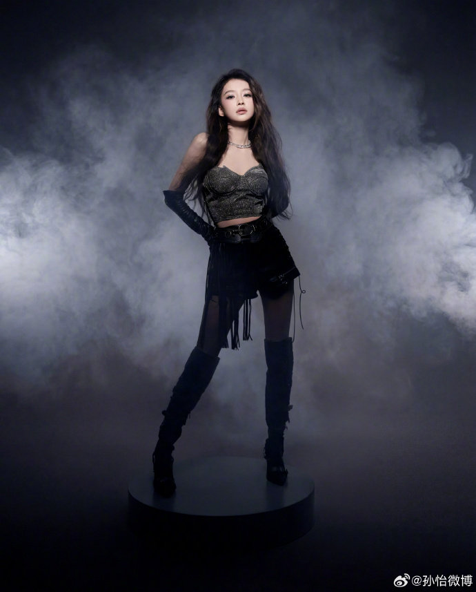 孙怡耳骨夹 孙怡烟熏女团造型孙怡烟熏女团造型 