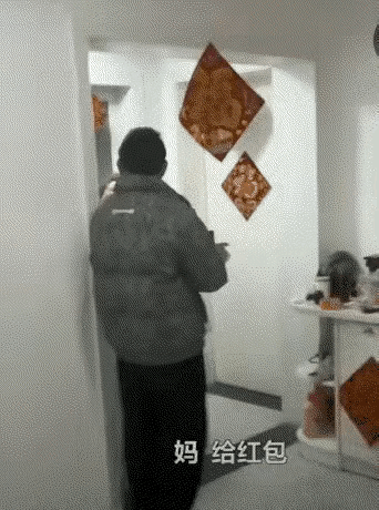 安徽，一小伙和妻子回家过年，结果刚进屋，小伙就掏出一张检查单凑到父亲面前晃了晃，