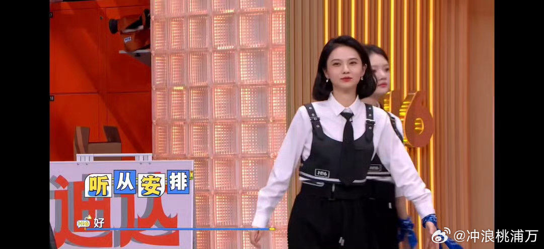 姜珮瑶试图用技术问题迷惑对方姜珮瑶为了取得神探们的信任，在钻圈游戏中一直试图用肢