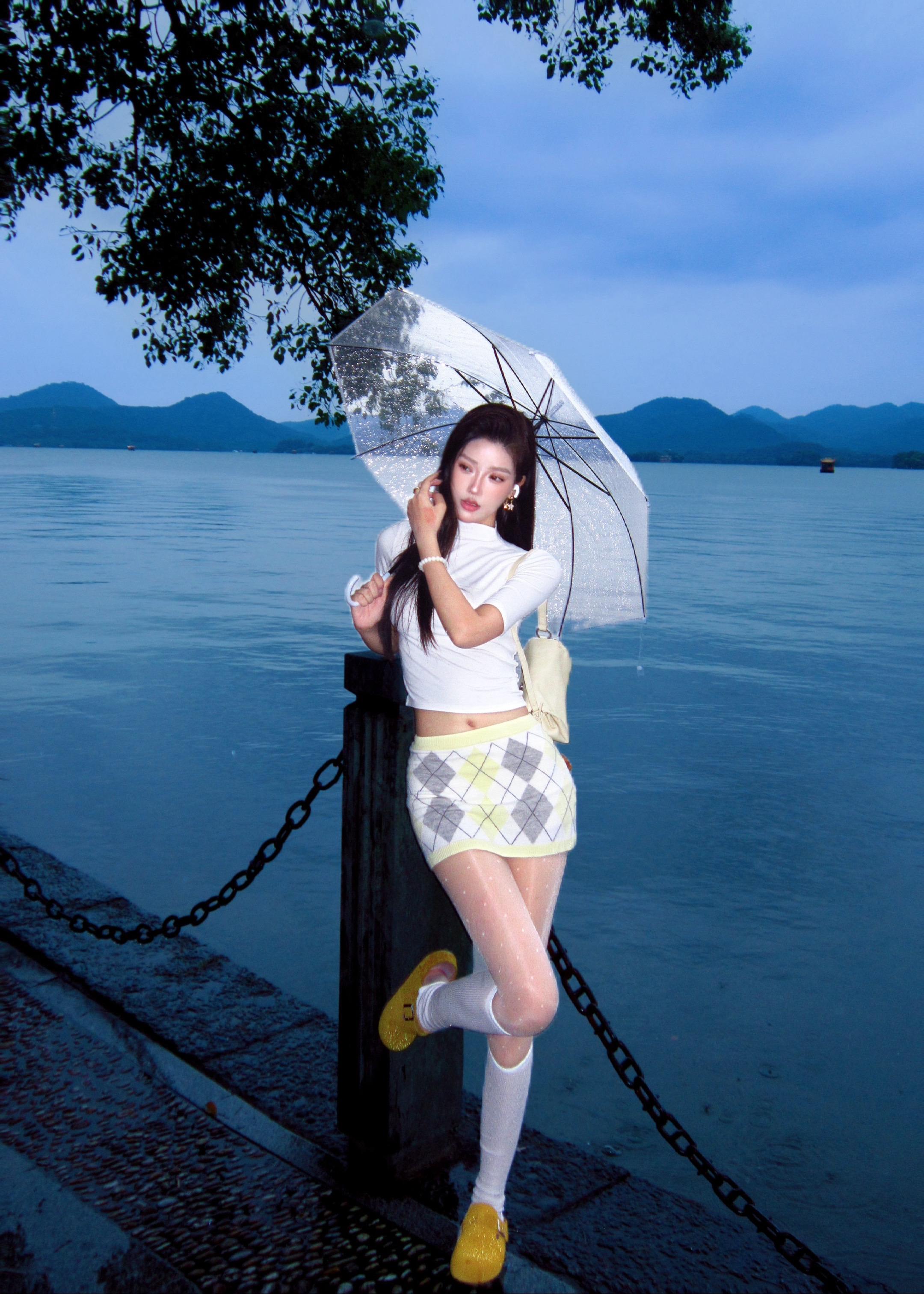 想等雨停后就去找你 哪知道这场雨延绵不绝。