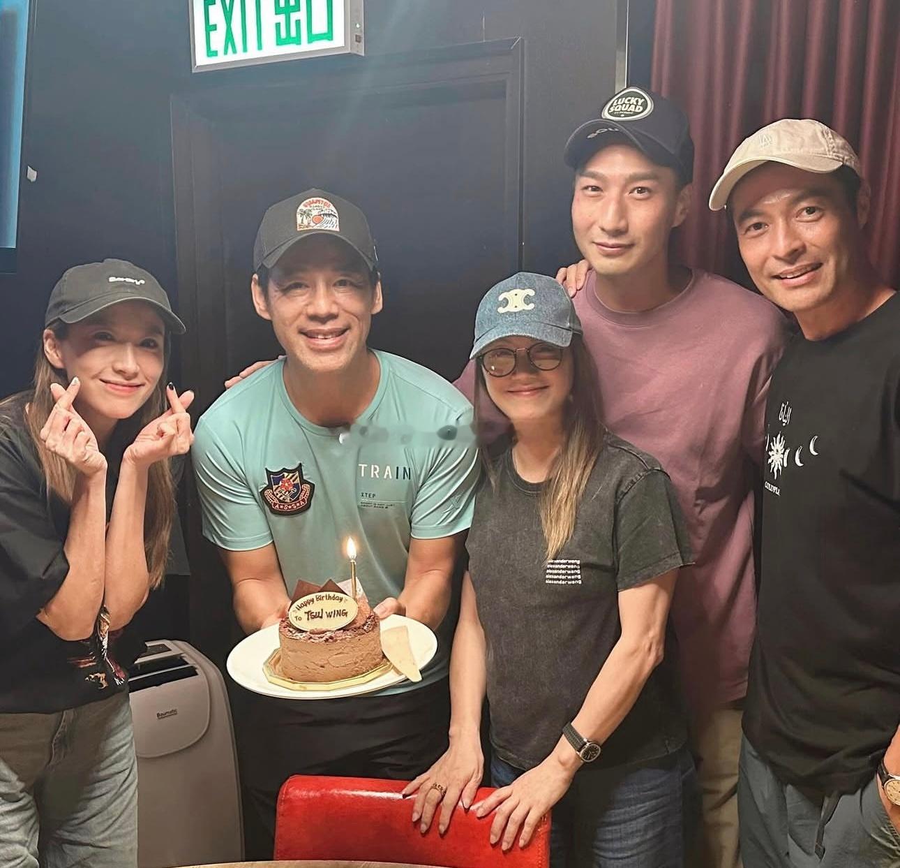 姚子羚、徐伟栋、张达伦帮徐荣庆祝生日🎂 ​​​