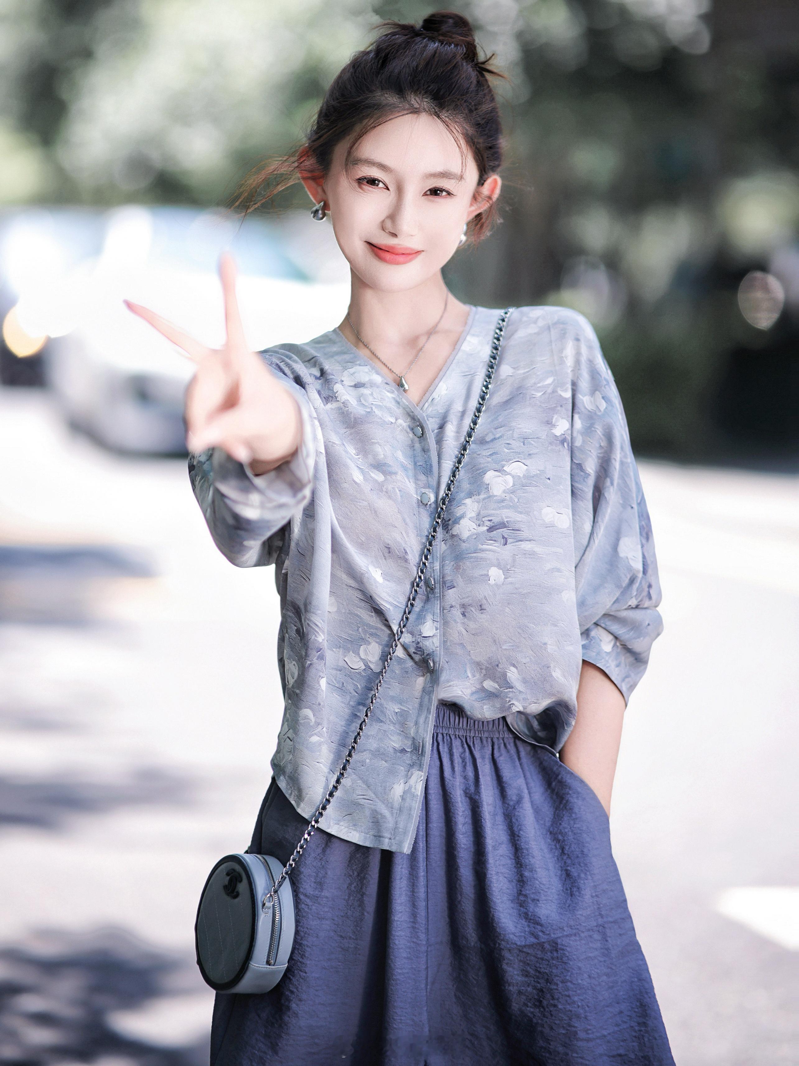 穿这件小衫 就不信去不了班味哈哈这清爽的油画印花 度假风满满啊[偷笑] ​​​