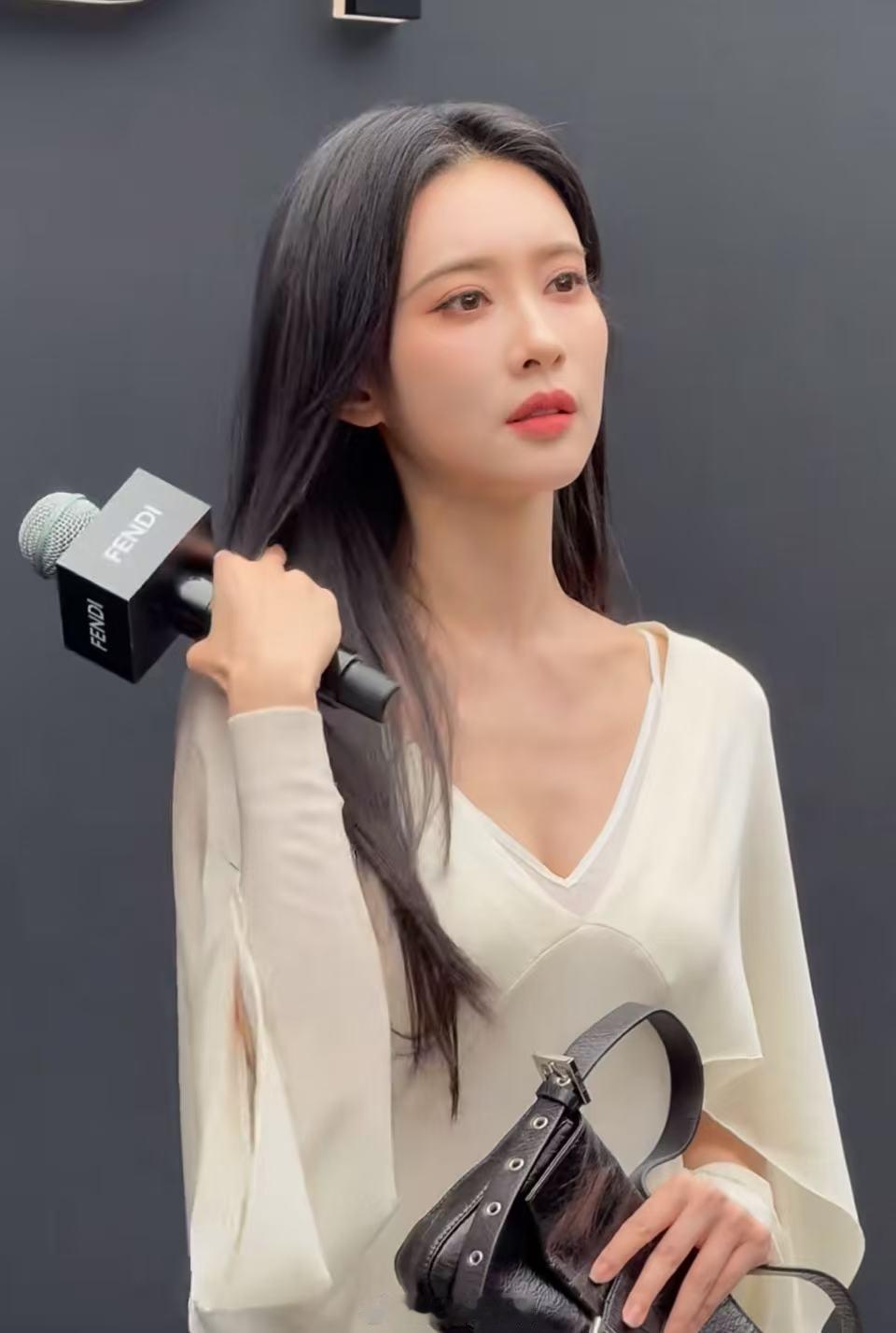 孟子义李昀锐都穿了白色孟子义李昀锐活动都穿了白色！孟子义李昀锐活动都穿了白色