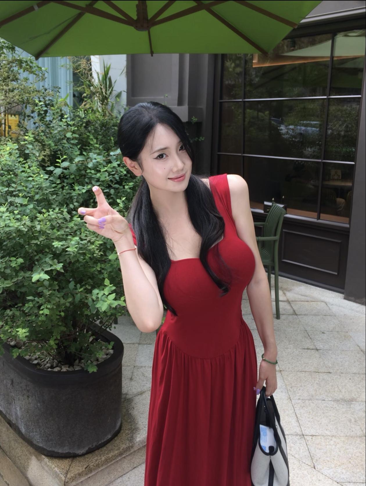 红裙轻舞，婀娜多姿