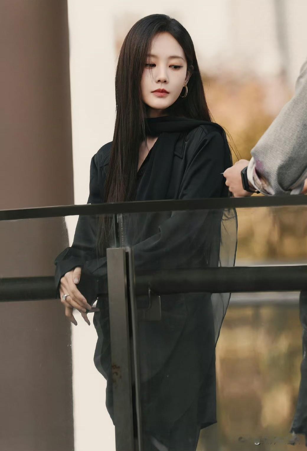 黑衣少女，冷艳如画，秋日微凉，女神三连拍