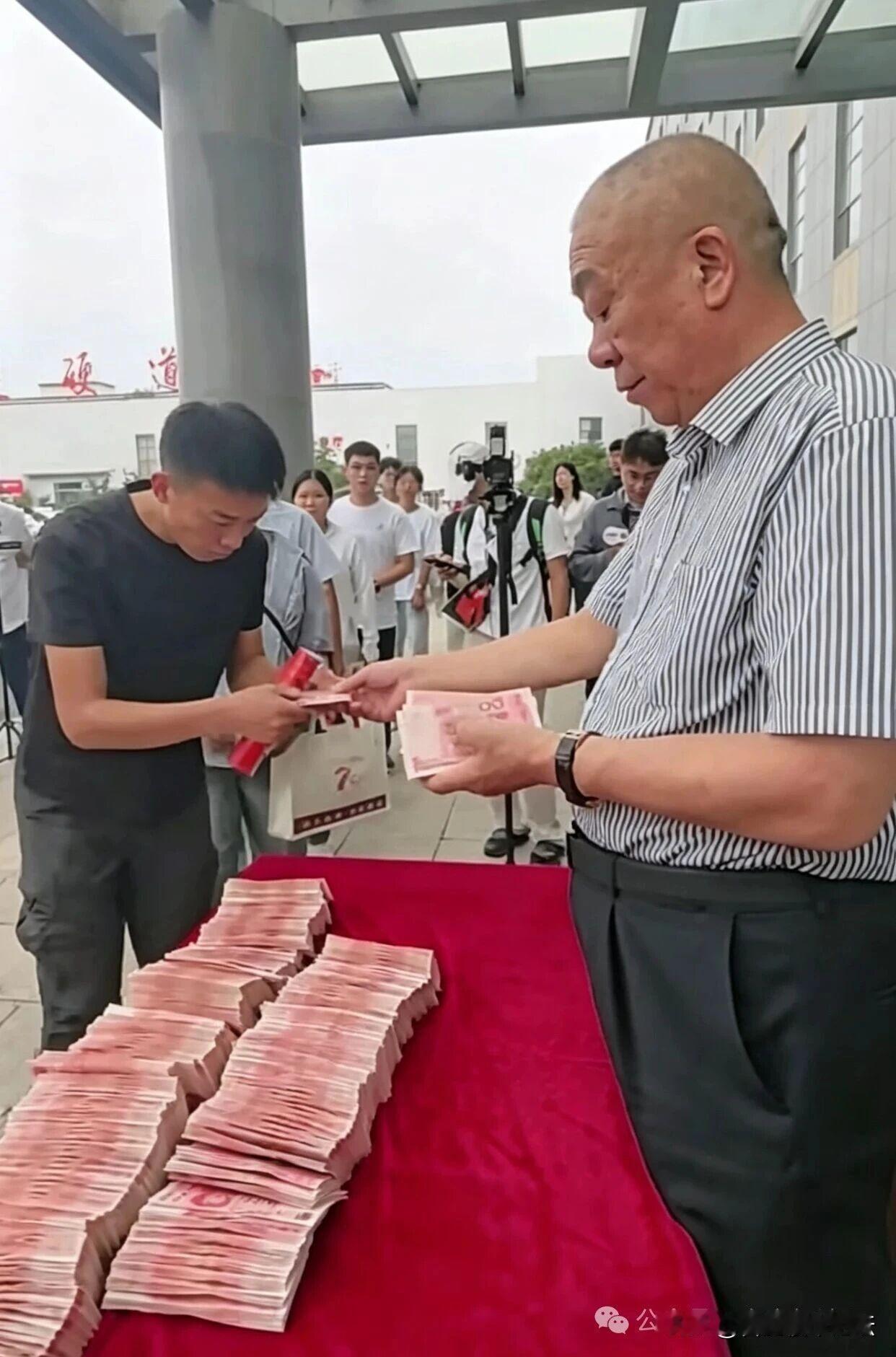河南的一些老板，才叫企业家
一个胖东来的老板，一个那个矿山的老板。
