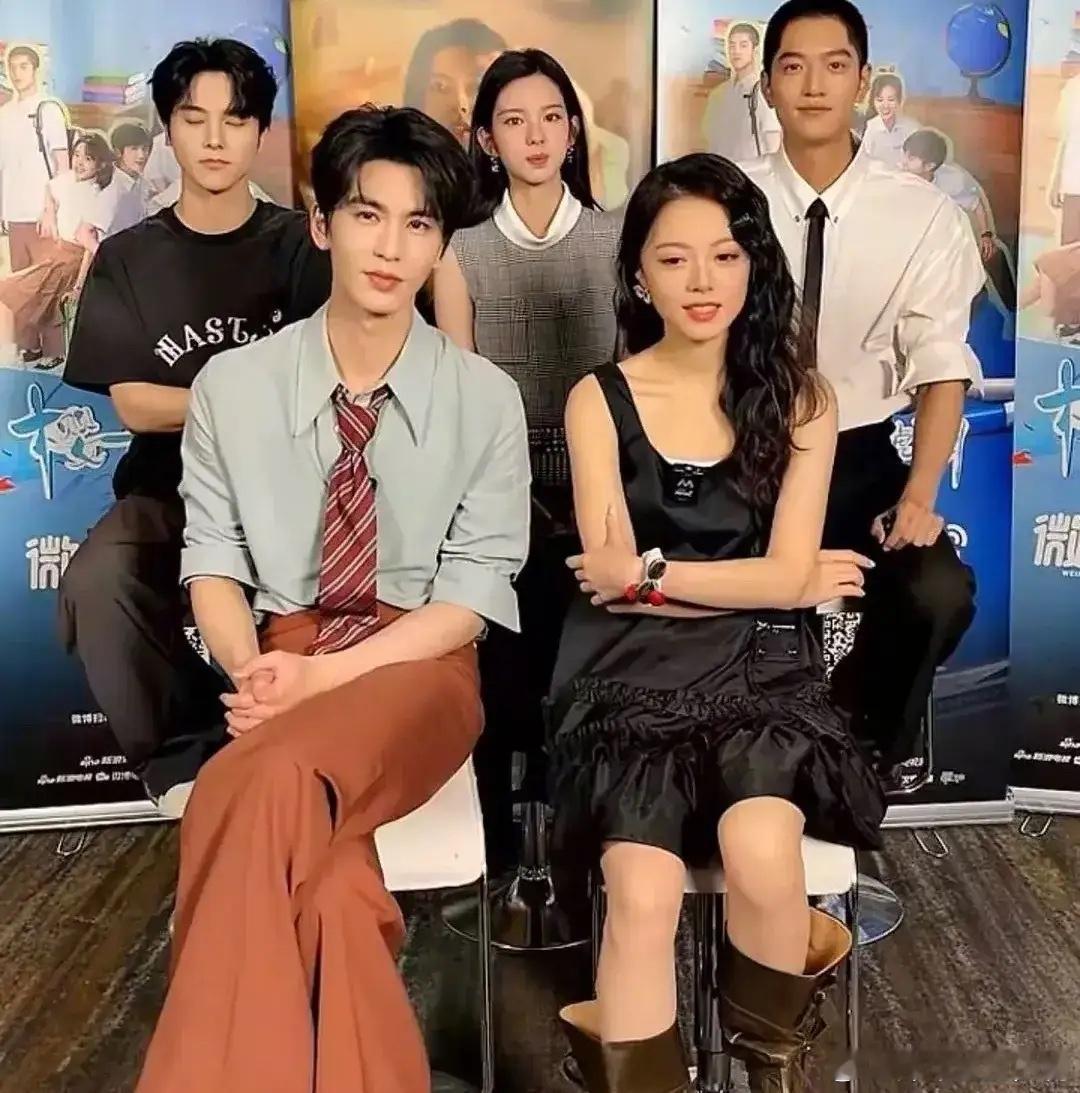 张凌赫长得这么帅，为什么和女演员没有CP感。二搭赵今麦出演《琥珀樱桃》本以为这次