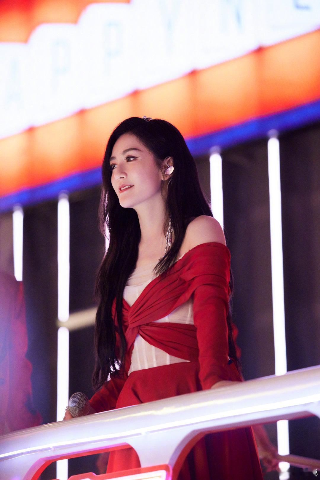 我娜，新年快乐！我一直都在[心][心][心] ​​​