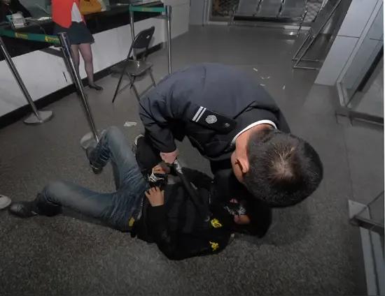 邻水县银行抢劫案：英勇保安与大堂经理合力制服劫匪

2024年10月7日，在四川