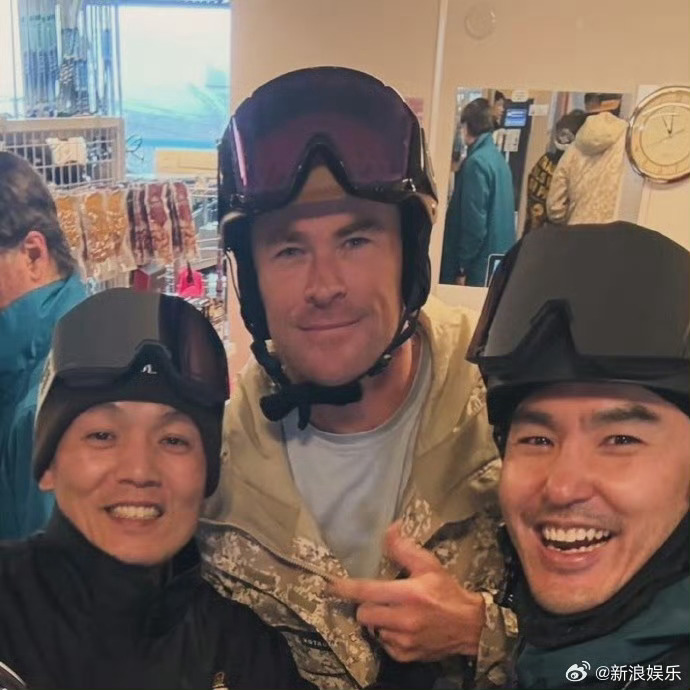 阮经天滑雪偶遇雷神 滑雪偶遇名场面！阮经天与锤哥同框，次元壁直接破了～ 