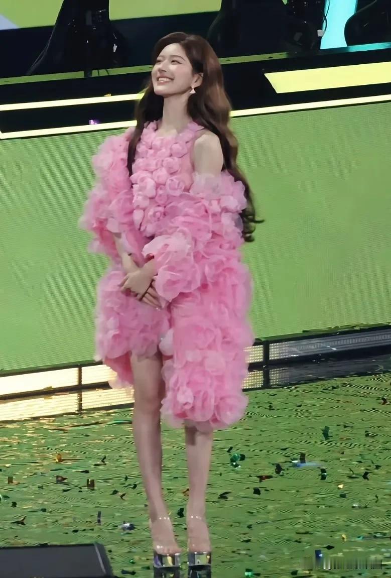 赵露思24年参加成都英雄联盟活动现场那时候穿的粉丝玫瑰裙套装真的好好看啊，像个花