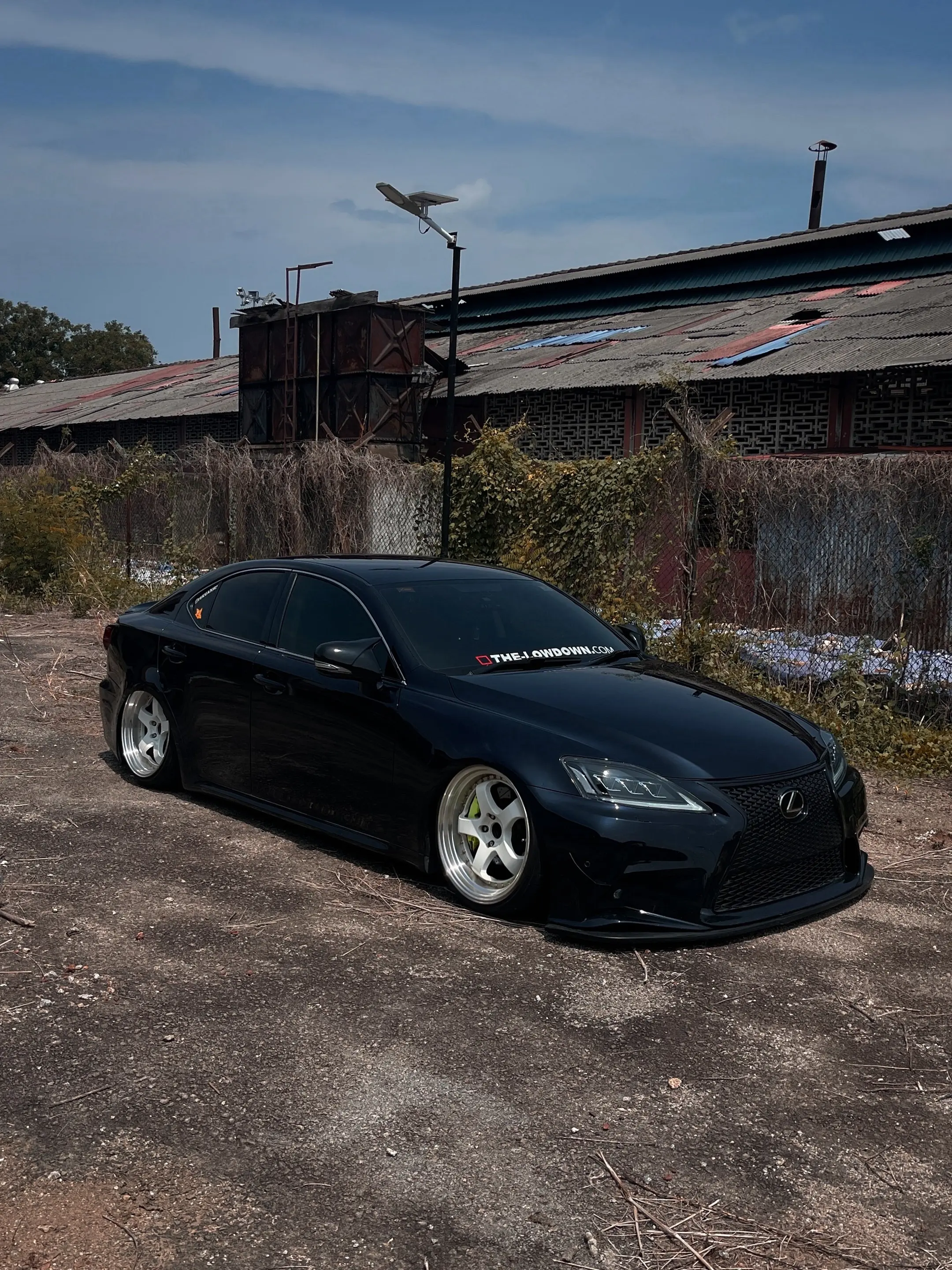 高峰期的街上堆满车子 长长的一队堵塞max