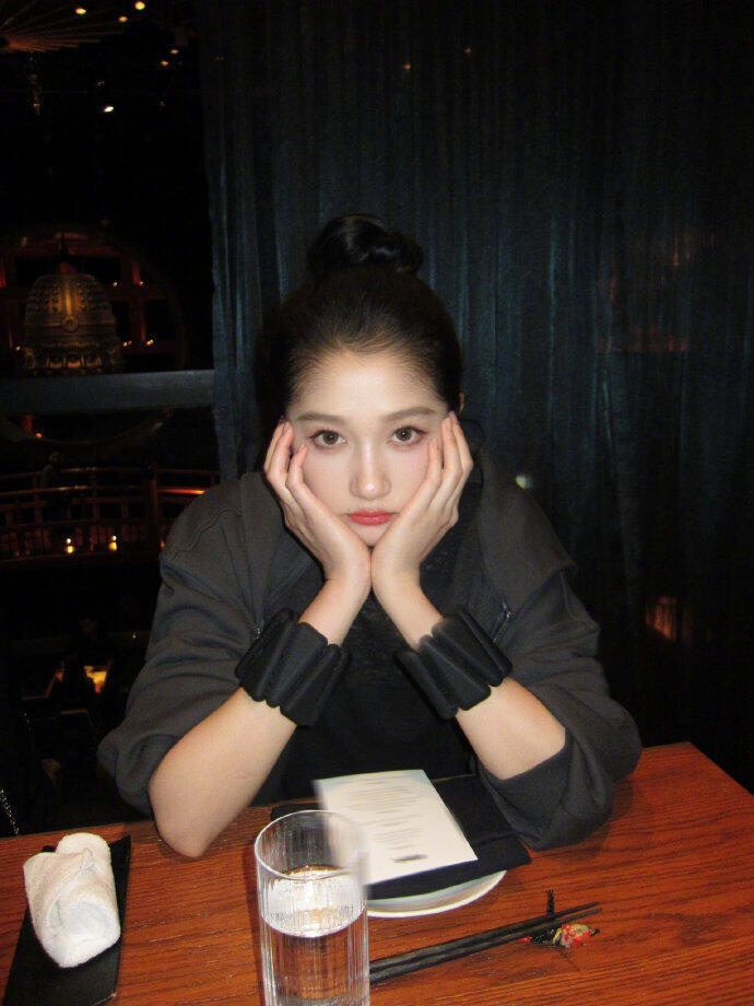 关晓彤最新营业照片彤姐就要开开心心快快乐乐