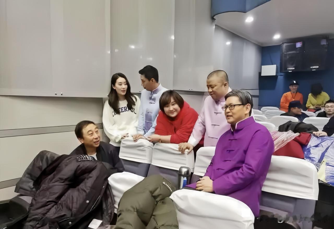 为什么同样是师父，相较于郭德纲，我更喜欢冯巩。

贾玲还未出名时曾在酒吧表演，为